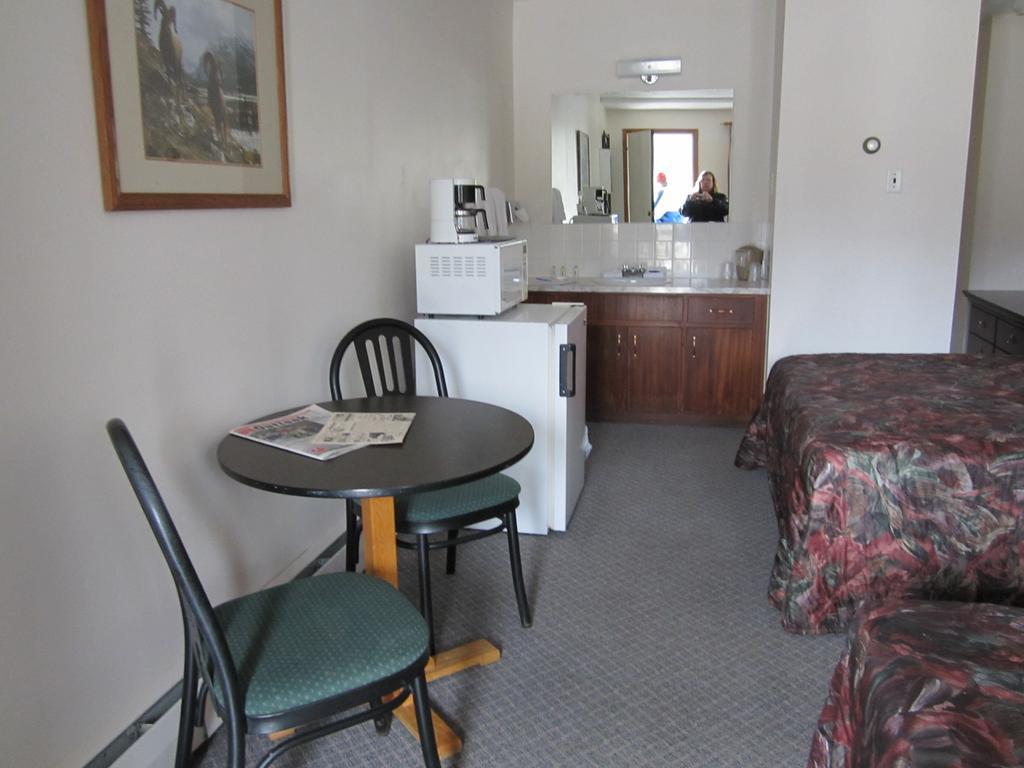The Gateway Inn Канмор Номер фото